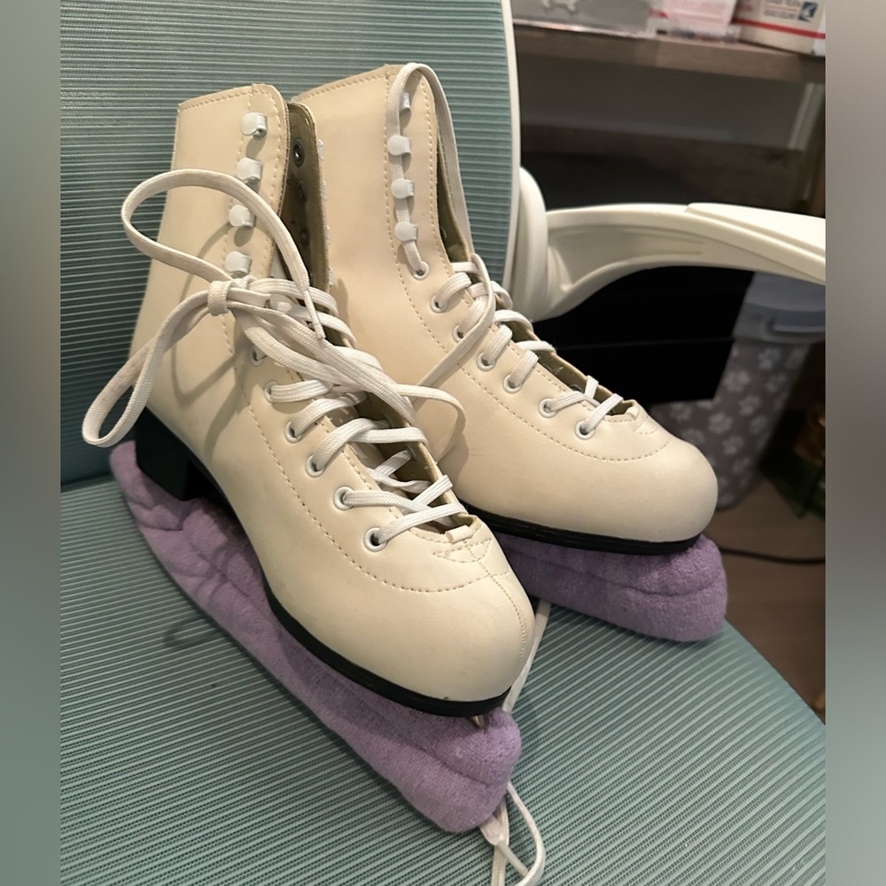 Like New White Ice Skates Women size 8